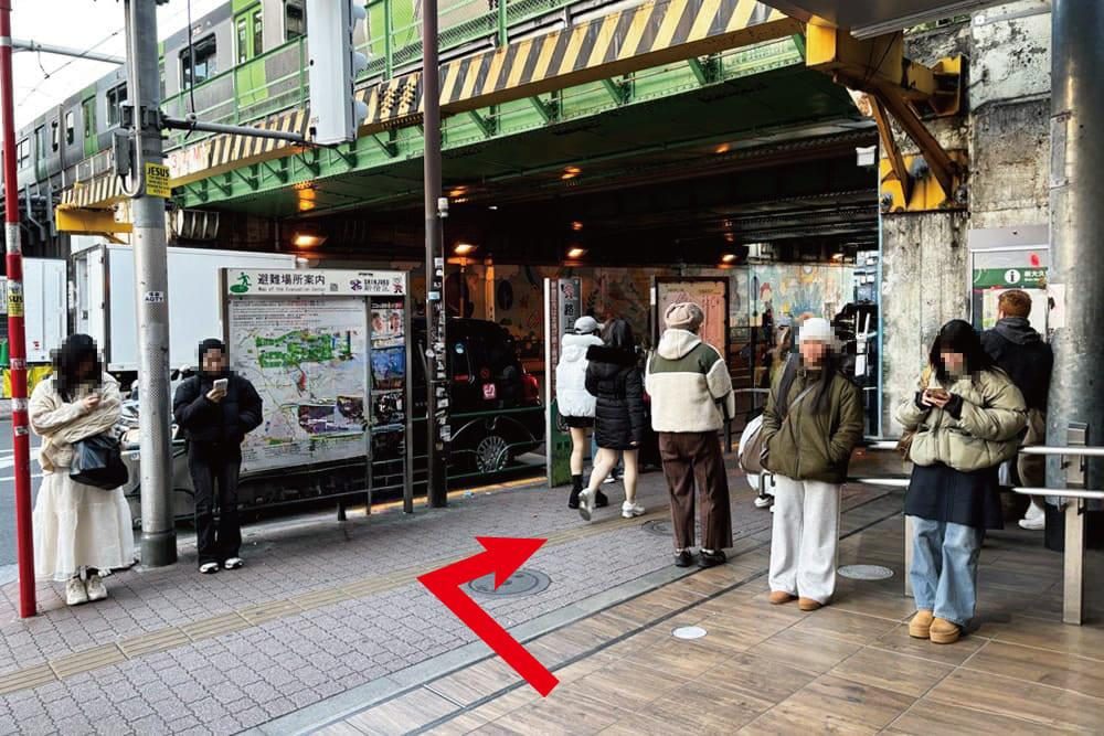 新大久保駅改札を出て右へ進む