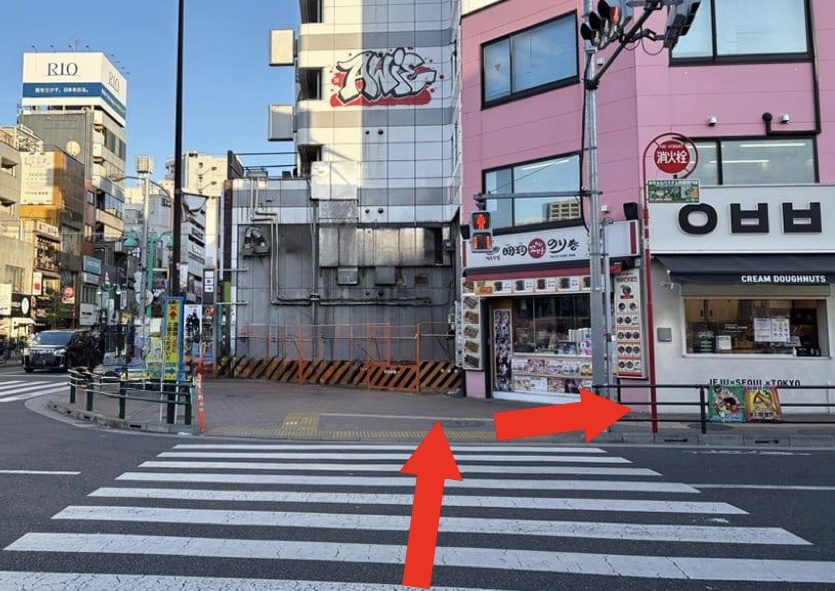 横断歩道を渡り明洞のり巻き方面へ